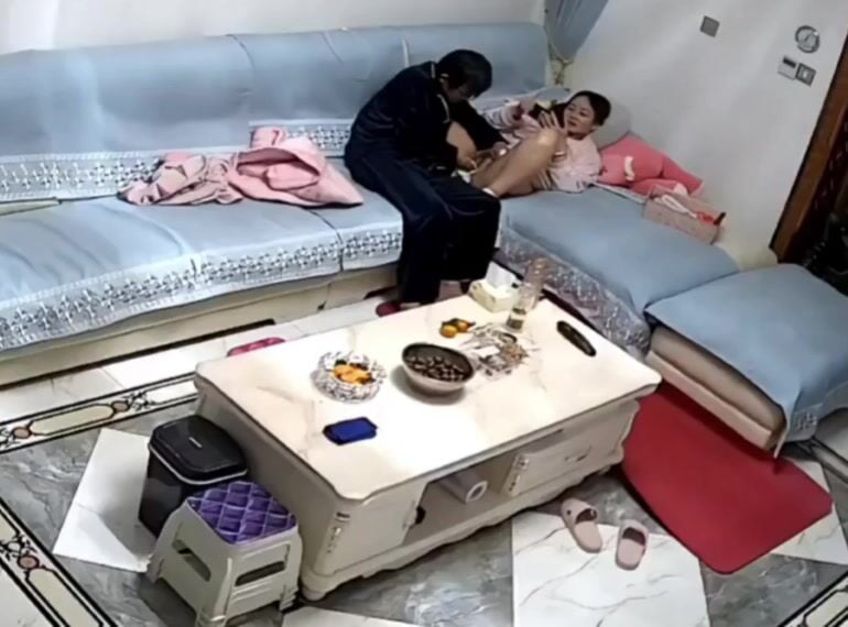 Cháu gái 17 tuổi bấm điện ông chú họ tụt quần xàm sở, hứng quá hồi ông muốn đụ luôn.